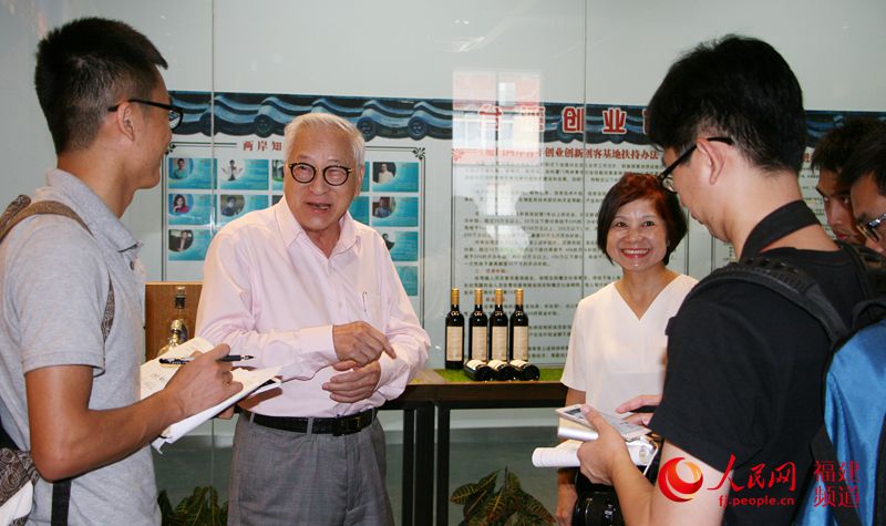 廈門市臺商協會會長陳信中先生（左二）向媒體介紹臺灣創業館情形。徐林攝