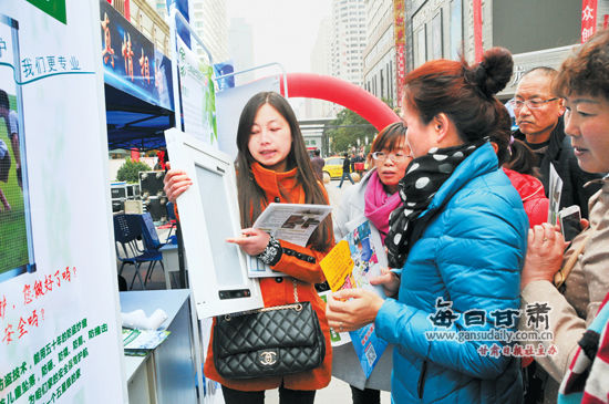10月30日，由城關區區委、區政府主辦的2015年大眾創業、萬眾創新活動周暨創新創業項目推薦展活動在張掖路步行街舉辦，智能語音、3D打印、明凈窗式空氣凈化器等諸多創業項目走到臺前，吸引了眾多市民駐足參觀。