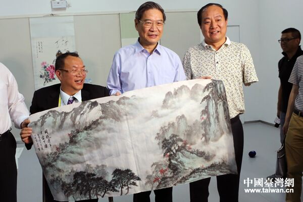 臺灣殘障書畫家陳土金(左一)和大陸口書藝術家李墨奇將共同完成的書畫作品