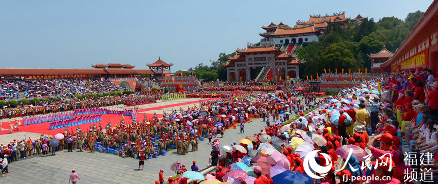 “海峽兩岸萬名信眾齊拜媽祖祭祀大典”活動現場 “海峽兩岸萬名信眾齊拜媽祖祭祀大典”活動現場