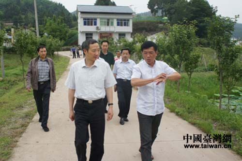 周敏謙(前左一)到雙龍農牧開發公司調研 周敏謙(前左一)到雙龍農牧開發公司調研