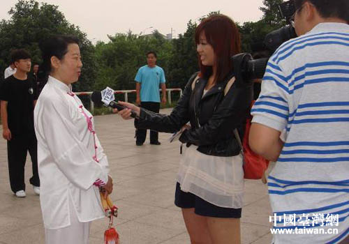 臺灣TVBS電視臺記者采訪太極雙劍女皇陳桂珍 臺灣TVBS電視臺記者采訪太極雙劍女皇陳桂珍