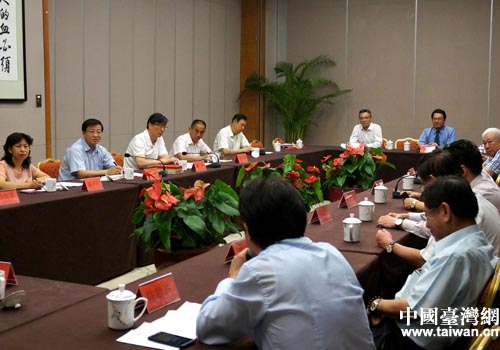 臺灣醫師公會參訪團與市臺聯領導和部門負責人在臺灣會館座談 臺灣醫師公會參訪團與市臺聯領導和部門負責人在臺灣會館座談