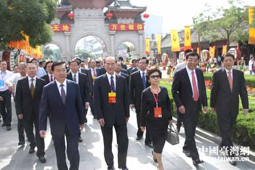 全國政協副主席馬培華、省委書記王運、省長劉偉平與林豐正夫婦共同步入大典現場 全國政協副主席馬培華、省委書記王運、省長劉偉平與林豐正夫婦共同步入大典現場