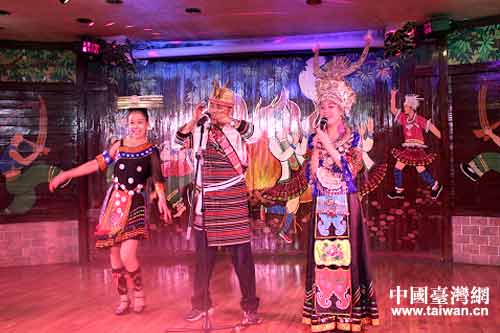 兩地少數民族同胞共同登臺演出 兩地少數民族同胞共同登臺演出