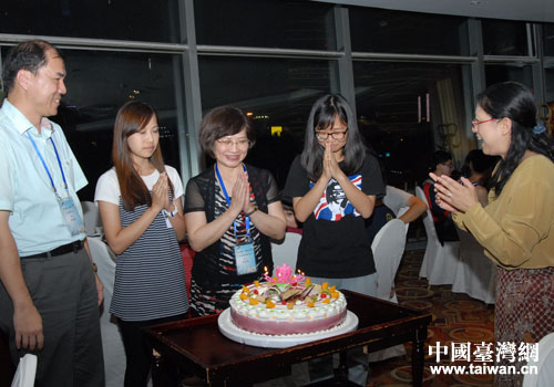 上海市臺聯為七月過生日的營員準備了生日蛋糕并一起過生日 上海市臺聯為七月過生日的營員準備了生日蛋糕并一起過生日