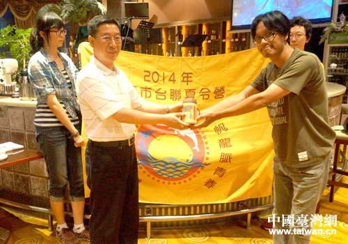 市臺聯秘書長張曉軍向營旗設計者王永成贈送紀念品 市臺聯秘書長張曉軍向營旗設計者王永成贈送紀念品