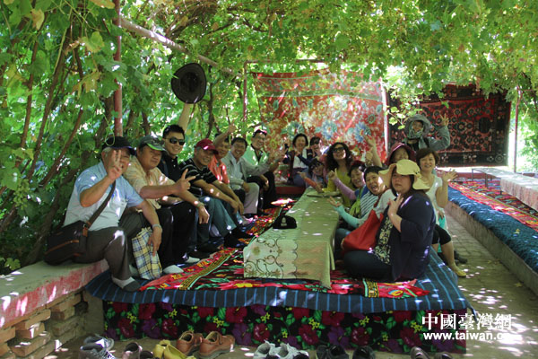 臺灣高雄基層農會采訪團一行走進維吾爾族農戶家里體驗民族風情 臺灣高雄基層農會采訪團一行走進維吾爾族農戶家里體驗民族風情