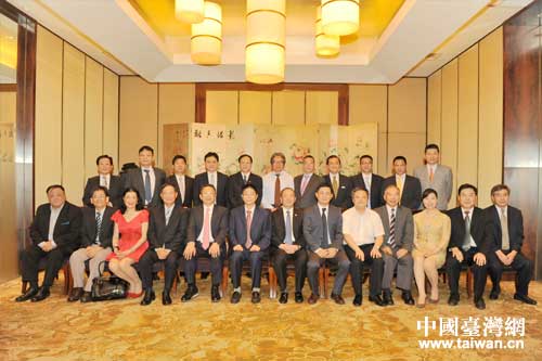 副市長戴均良等領導與北京臺協新一屆領導成員合影 副市長戴均良等領導與北京臺協新一屆領導成員合影