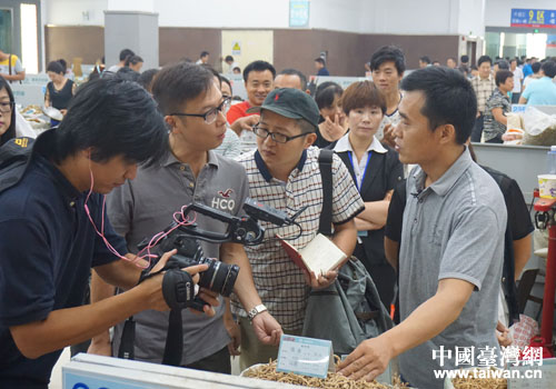 臺灣聯合報系記者團一行采訪藥商 臺灣聯合報系記者團一行采訪藥商