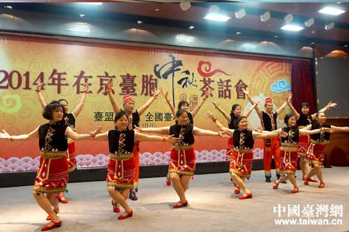 北京市臺聯舞蹈隊表演的舞蹈《美麗的那魯灣》 北京市臺聯舞蹈隊表演的舞蹈《美麗的那魯灣》
