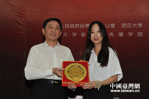 湖北省委副秘書長、省臺辦主任劉凱春為“金飛燕”獲得者頒獎 湖北省委副秘書長、省臺辦主任劉凱春為“金飛燕”獲得者頒獎