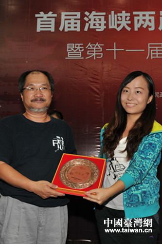 臺灣藝術大學電影學系主任廖金鳳為“銅飛燕”獲得者頒獎 臺灣藝術大學電影學系主任廖金鳳為“銅飛燕”獲得者頒獎