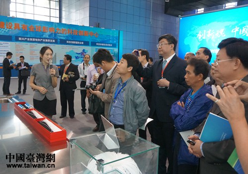 觀禮團嘉賓在參觀最新的海水淡化技術展示 觀禮團嘉賓在參觀最新的海水淡化技術展示