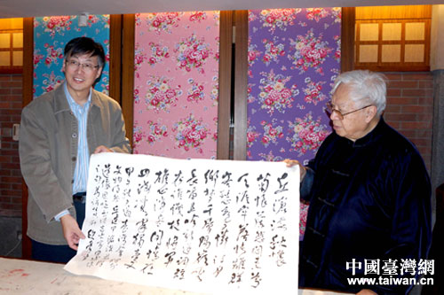 鄭大副會長接受歐豪年大師贈送自己的書法作品 鄭大副會長接受歐豪年大師贈送自己的書法作品