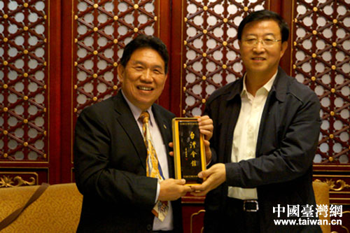 市臺聯黨組書記向參訪團團長于曉佩先生贈送紀念品 市臺聯黨組書記向參訪團團長于曉佩先生贈送紀念品