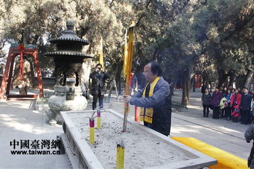 臺灣義守大學教授李長殷凈手上香 臺灣義守大學教授李長殷凈手上香