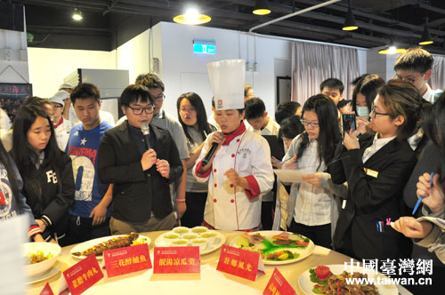 南寧職業技術學院學生以自己菜品為例,向臺灣開平餐飲學校師生講解桂菜烹飪工藝 南寧職業技術學院學生以自己菜品為例,向臺灣開平餐飲學校師生講解桂菜烹飪工藝