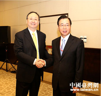 四川省委副書記尹力(左)會見臺灣金融服務業聯合總會理事長李述德 四川省委副書記尹力(左)會見臺灣金融服務業聯合總會理事長李述德