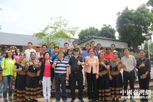 北京旅游文化交流團與臺灣少數民族合影 北京旅游文化交流團與臺灣少數民族合影