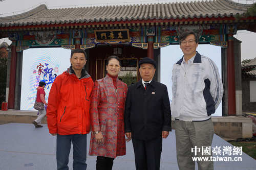 市臺聯副會長出席頒獎典禮并和“2015首都最美家庭代表陳炳楠、張秋鳳合影