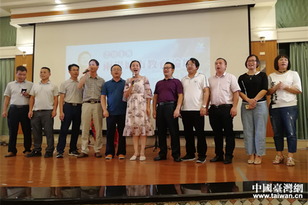 代表團演唱民俗歌曲展示毛南族風采 代表團演唱民俗歌曲展示毛南族風采