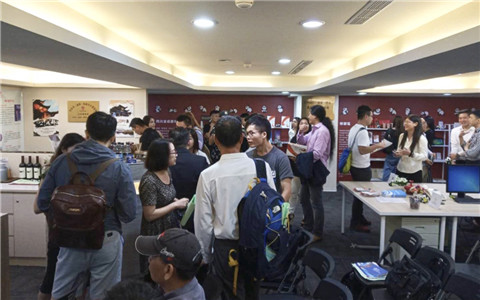 “茶敘”后，進行求職對接的臺灣青年絡繹不絕，現場十分火爆_副本.jpg