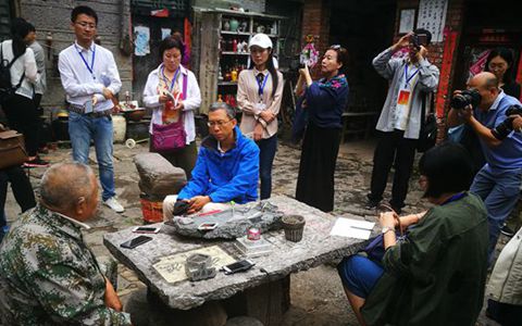 開山鑿洞，懸崖絕壁上長出了幸福小鎮