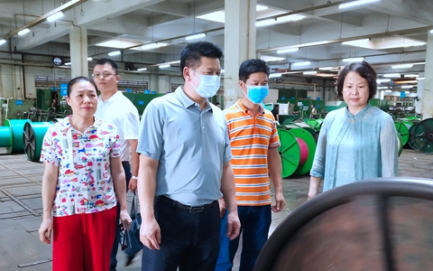 丘德彬（前）考察東莞金波羅電業科技有限公司生產車間。_副本111.jpg