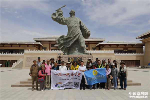 采風團在草圣故里文化產業園合影。(中國臺灣網 李岳 攝)
