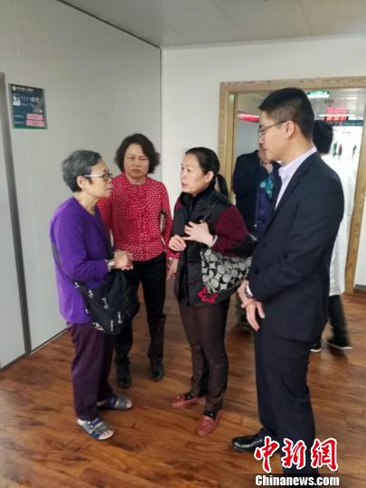 南寧市臺辦、市臺協領導看望慰問患病臺胞親屬!∏f昌文 攝