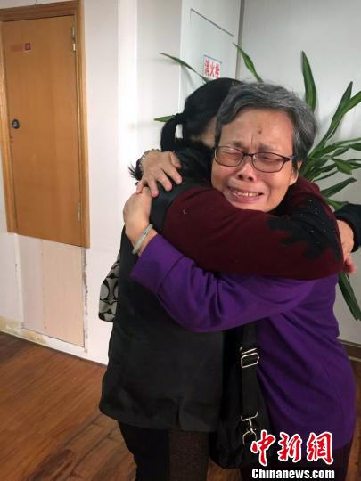 患病臺胞親屬擁抱南寧市臺辦主任何見霜,表達感激之情!№f粵桂 攝