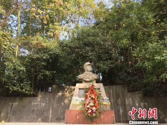 圖為位于貴州省貴陽市花溪公園內的戴安瀾將軍衣冠冢!钴 攝