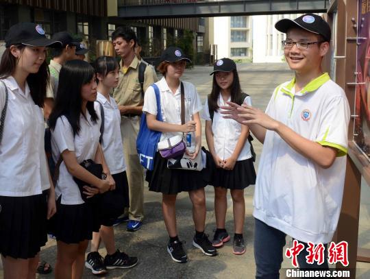 一位福州第八中學學生為參加第十三屆榕臺青年夏令的臺灣中學生介紹該校校史�！∮浾邉⒖筛� 攝