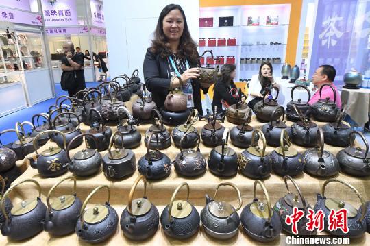 臺灣館展示的臺灣生鐵壺吸睛�！∮浾邉⒖筛� 攝
