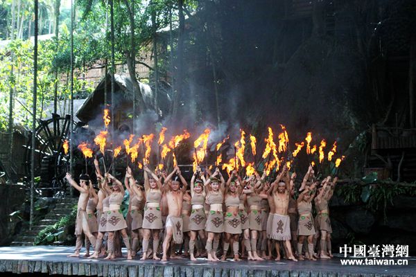檳榔谷節目表演——“鉆木取火”。（中國臺灣網 劉暢 攝）