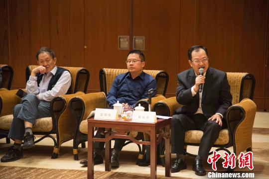 圖為臺灣畫家蔡俊章(右一)、臺灣《旺報》總編輯王綽中(中)等人在會見中交流!『閳赠i 攝