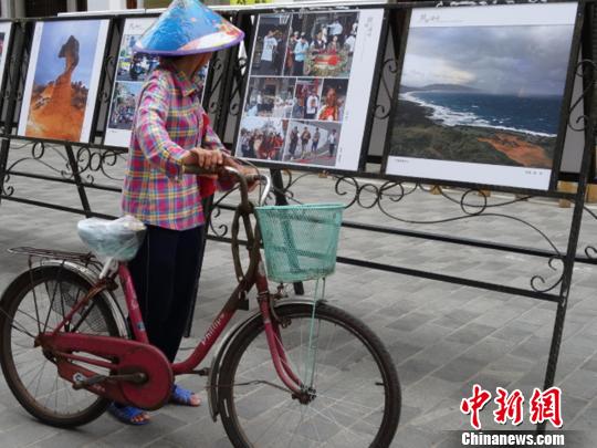 瓊臺雙島攝影家作品在?隍T樓老街展出