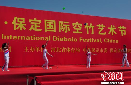 臺灣空竹大師河北保定炫技:兩岸空竹一家親