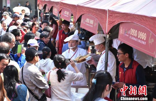 圖為河北美食吸引許多人購買!『颖笔∥幕瘡d供圖 攝