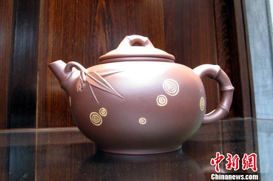 富貴竹壺在經典陶坊展出,由紫砂技藝代表性傳承人汪寅仙制作,價值逾百萬人民幣!⊥趿 攝