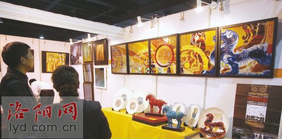 　游客在欣賞郭愛和的三彩作品