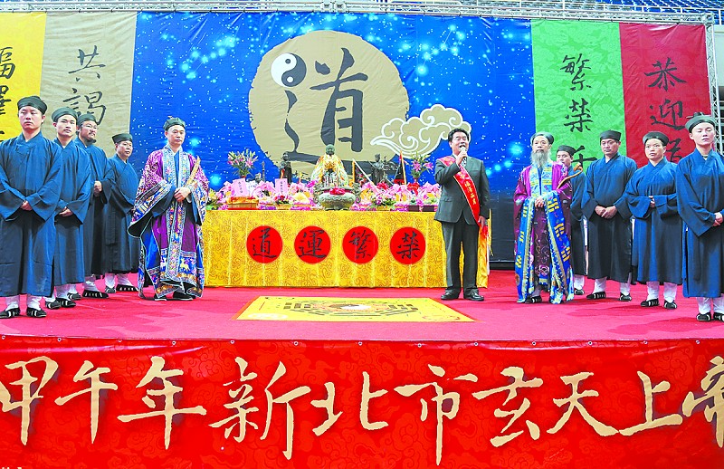 十堰市副市長、武當山特區工委書記、管委會主任李發平(前排右二)在新莊體育館祈福大法會上致辭