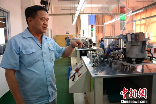 圖為臺資企業福隆電子公司管理部經理李竹藍介紹企業自動化設備更新情況�！埥鸫� 攝