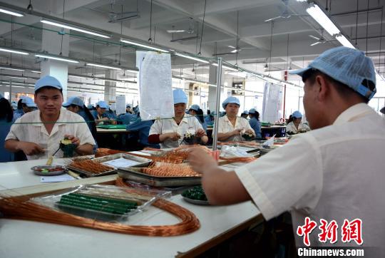 圖為臺資企業福隆電子公司生產車間�！埥鸫� 攝
