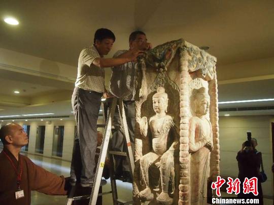 工作人員此前運輸鄧峪石塔塔身!≠Y料圖 攝