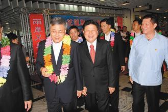 山東省長郭樹清(左)昨天抵達花蓮,受到花蓮縣長昆萁(右)熱情歡迎。圖片來源:《聯合報》