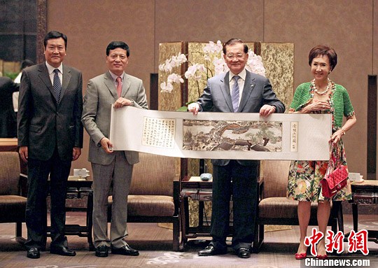 謝伏瞻（左二）拜會中國國民黨榮譽主席連戰（右二），并致贈禮物。