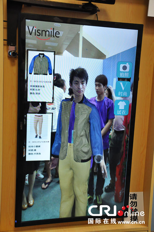 3D虛擬試衣鏡的屏幕上自然展呈現出試衣者穿上衣服的樣子 3D虛擬試衣鏡的屏幕上自然展呈現出試衣者穿上衣服的樣子