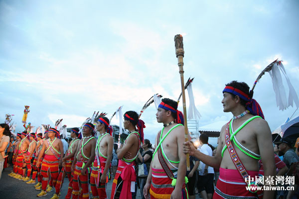 為豐年祭“踩街”活動開道的臺灣少數民族“勇士”。